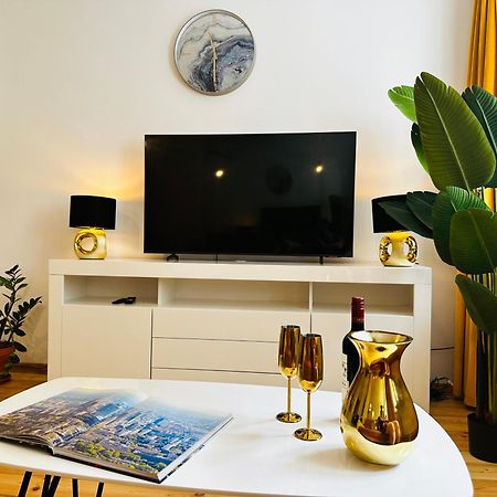 Luxury 4-Bedroom Apartment In Centre - Self-Check In & Fast Wifi Варшава Екстер'єр фото