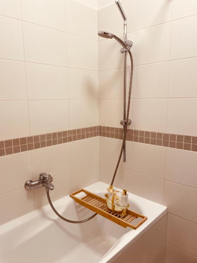 Luxury 4-Bedroom Apartment In Centre - Self-Check In & Fast Wifi Варшава Екстер'єр фото