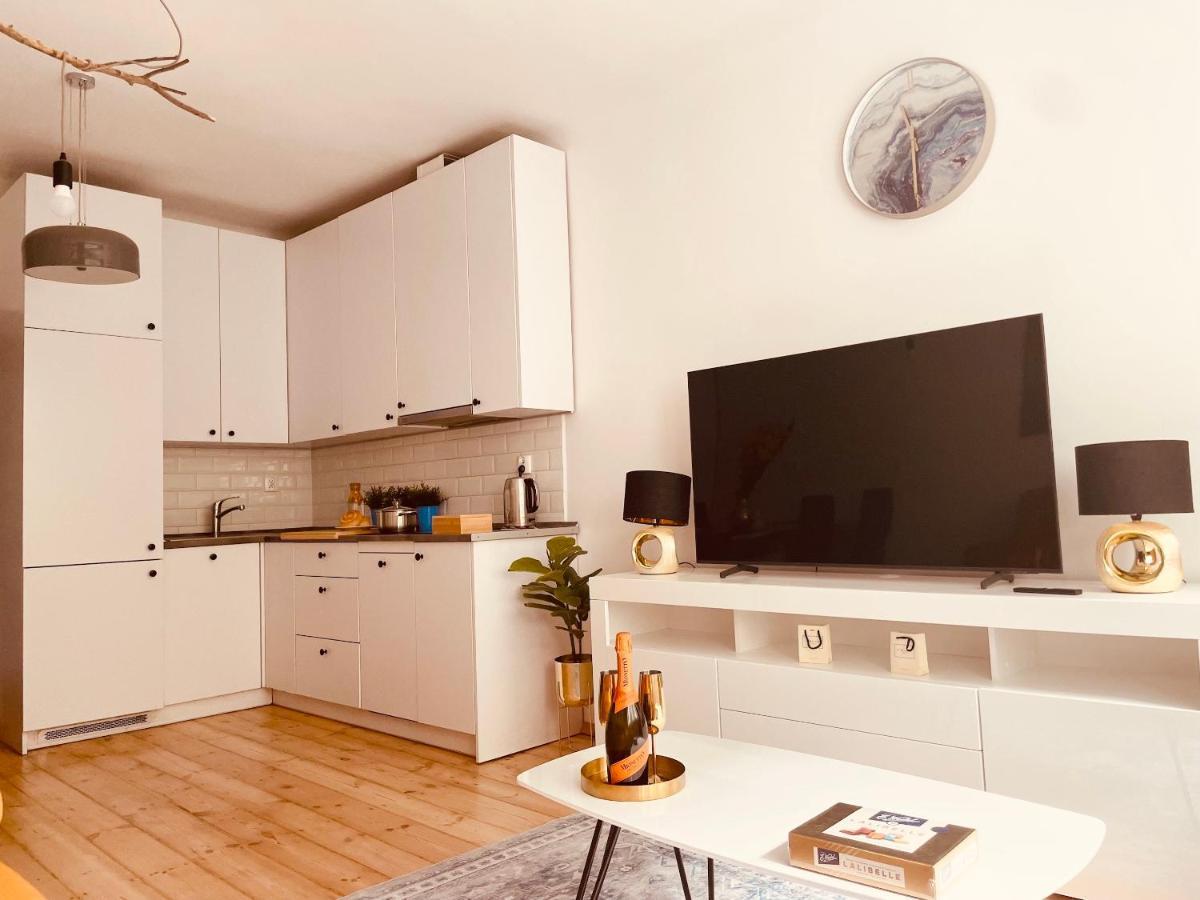 Luxury 4-Bedroom Apartment In Centre - Self-Check In & Fast Wifi Варшава Екстер'єр фото