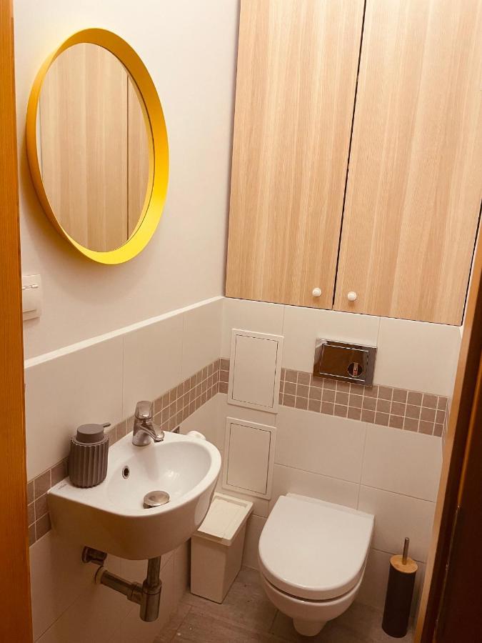 Luxury 4-Bedroom Apartment In Centre - Self-Check In & Fast Wifi Варшава Екстер'єр фото