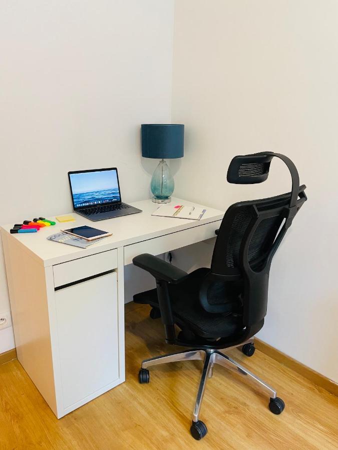Luxury 4-Bedroom Apartment In Centre - Self-Check In & Fast Wifi Варшава Екстер'єр фото
