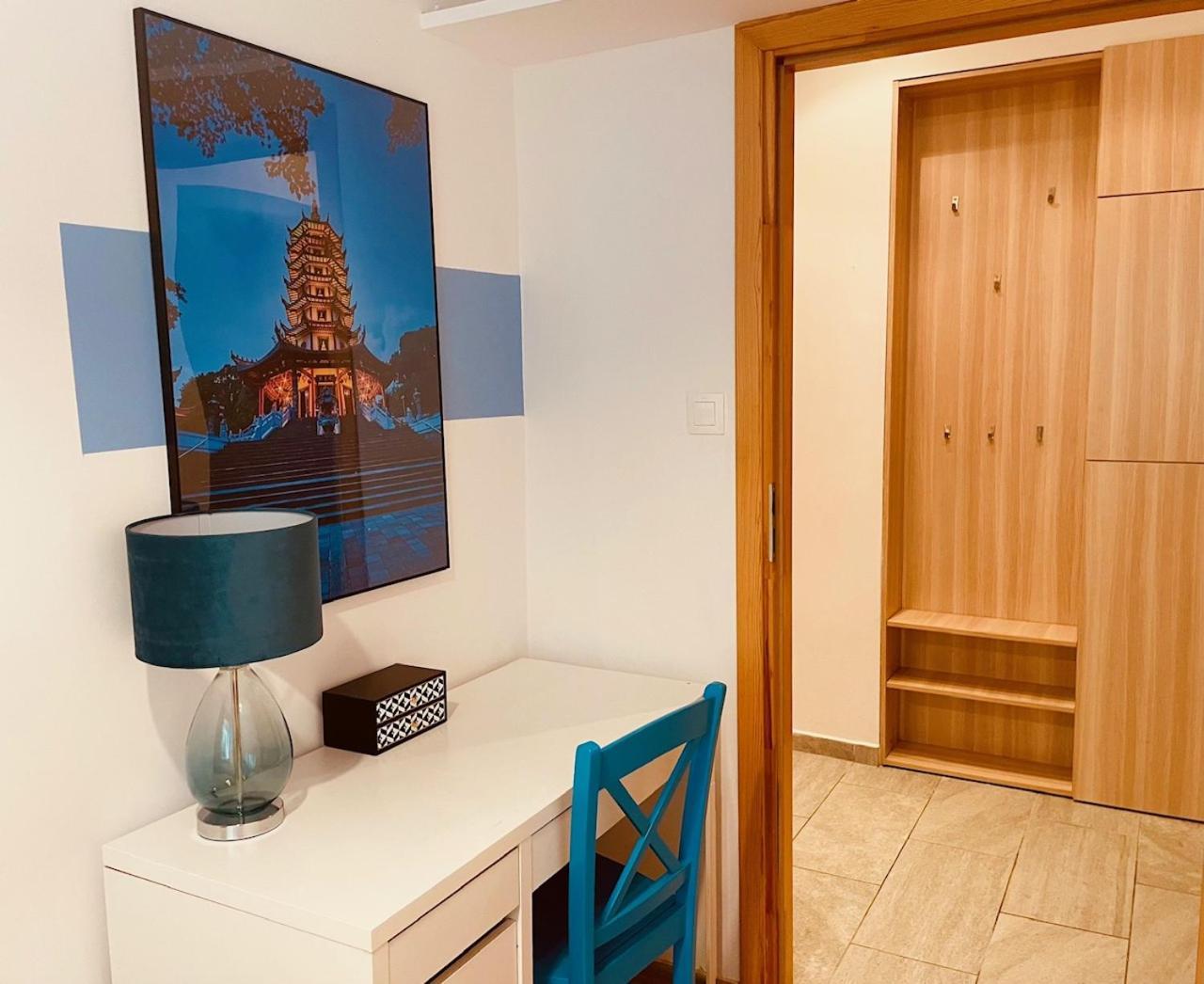 Luxury 4-Bedroom Apartment In Centre - Self-Check In & Fast Wifi Варшава Екстер'єр фото