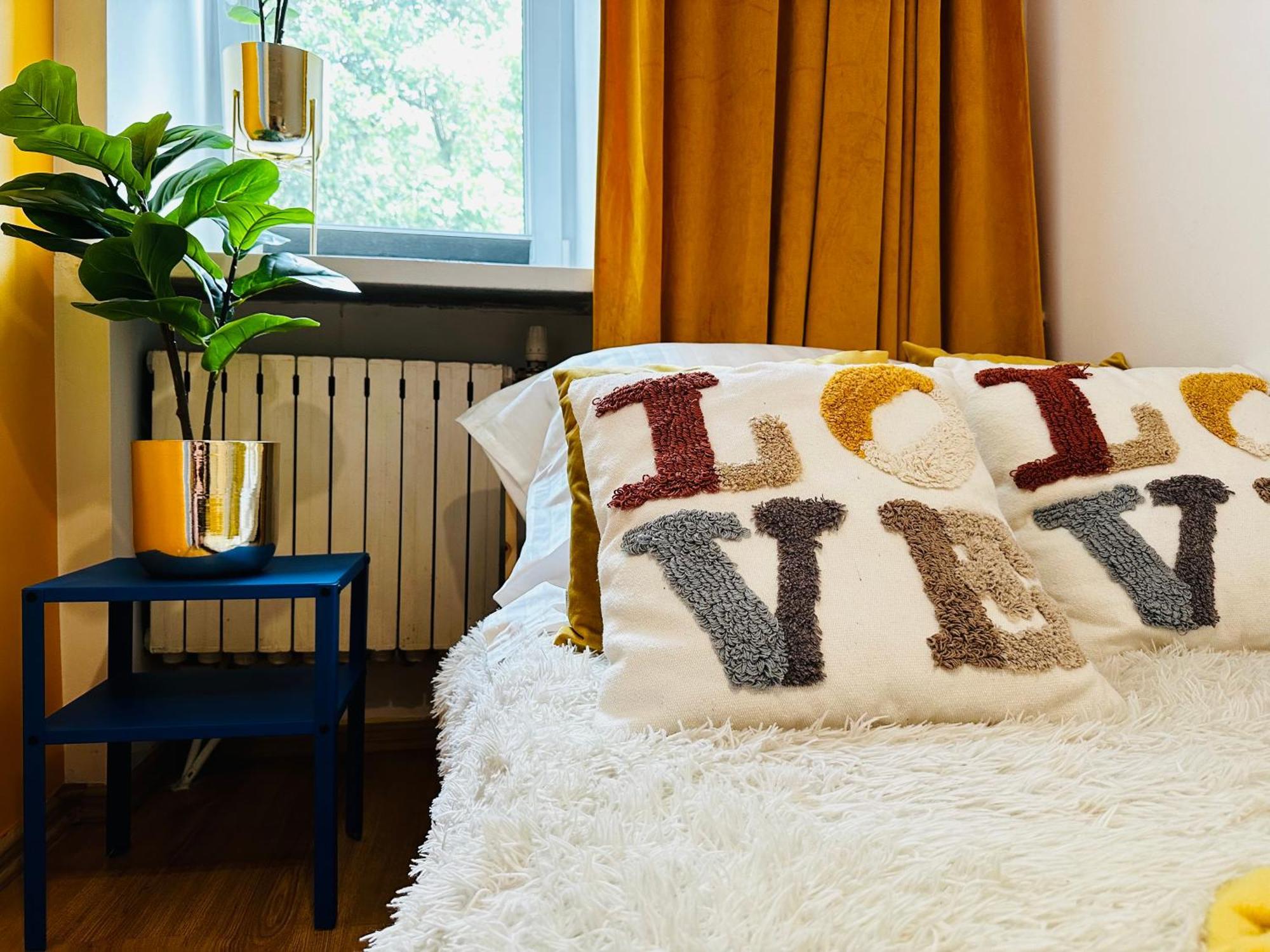 Luxury 4-Bedroom Apartment In Centre - Self-Check In & Fast Wifi Варшава Екстер'єр фото
